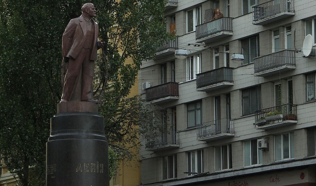Ukrainian protesters topple Lenin statue