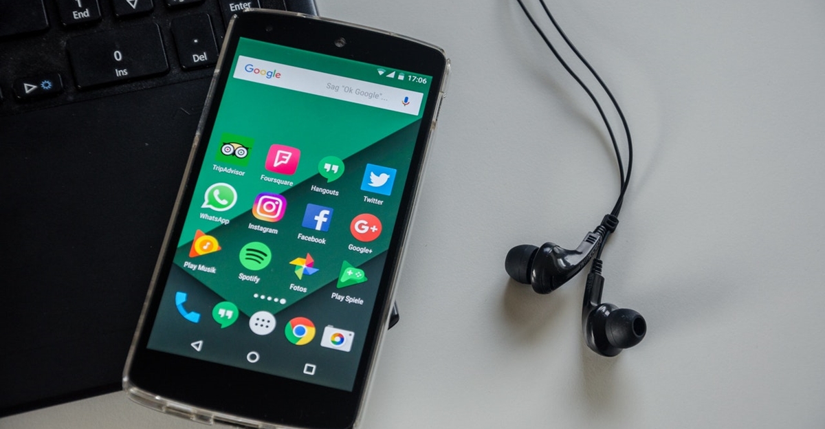 About half of smartphone users in Bulgaria do not restrict access to personal data – Eurostat